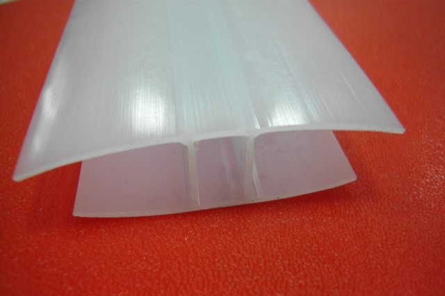 Соединительный профиль молочный