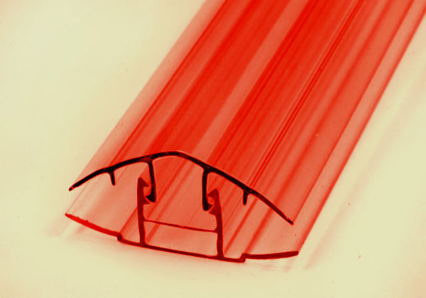 Разъёмный соединительный профиль красного цвета